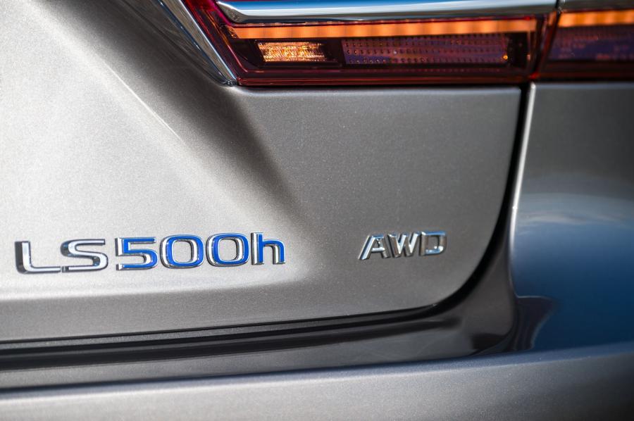 Логотип Lexus LS500h AWD 2018 года  (UK) (фото 16 из 40)